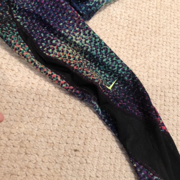Nike Pro Hyper Cool Kaleidoscope crop leg Workout Leggings - Picture 11 of 16